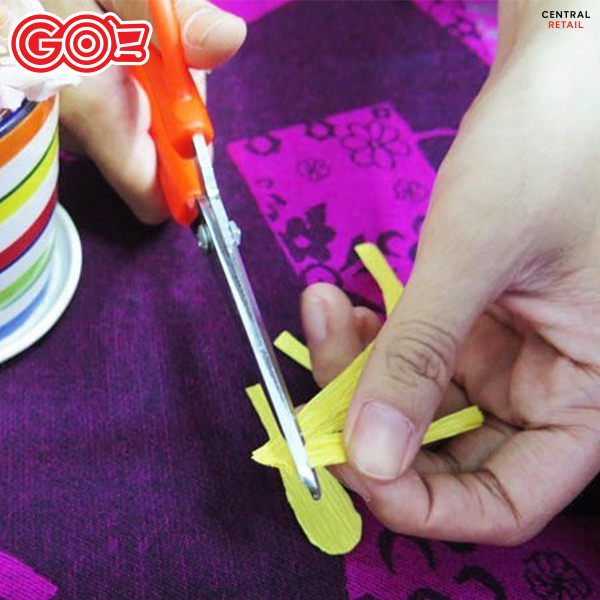 Các bước cắt giấy nhún màu vàng thành cánh hoa mai, dài 5cm và rộng 1cm