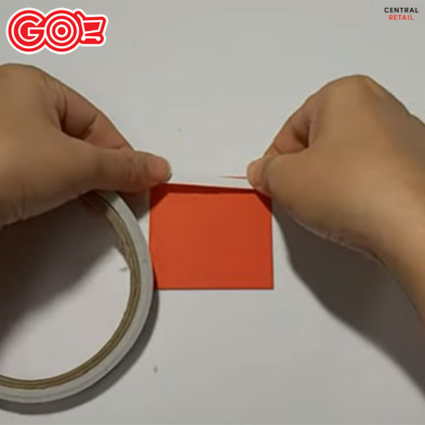 Cách cuộn giấy màu đỏ thành hình ống để làm pháo Tết