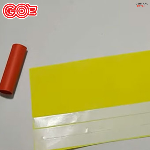 Các bước dán băng keo và kẻ đường trên giấy màu vàng để làm tua rua cho pháo Tết