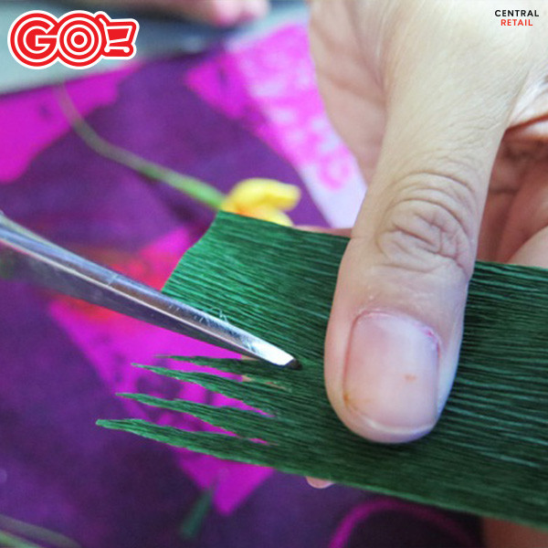 Những chiếc đài hoa hình răng cưa đã được cắt sẵn từ giấy nhún màu xanh