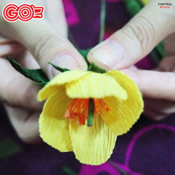 Quấn kẽm giấy với sáp xanh, sau đó gắn nhụy và cánh hoa mai vào