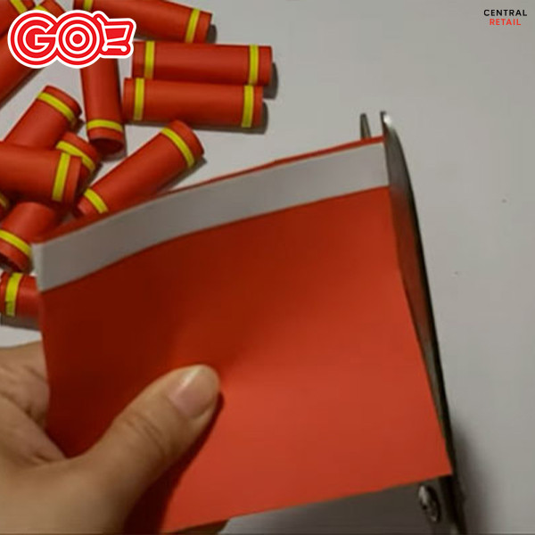 Các bước cắt tua rua từ giấy màu đỏ để tạo hiệu ứng cho dây pháo