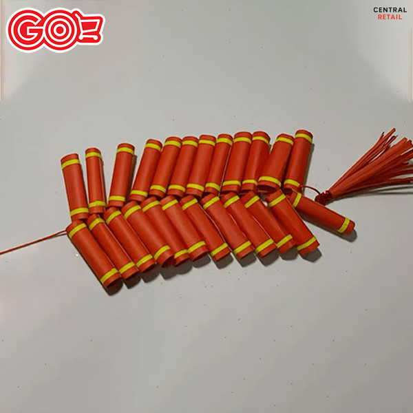 Xâu chuỗi các ống pháo và tua rua vào sợi chỉ đỏ để tạo thành tràng pháo hoàn chỉnh