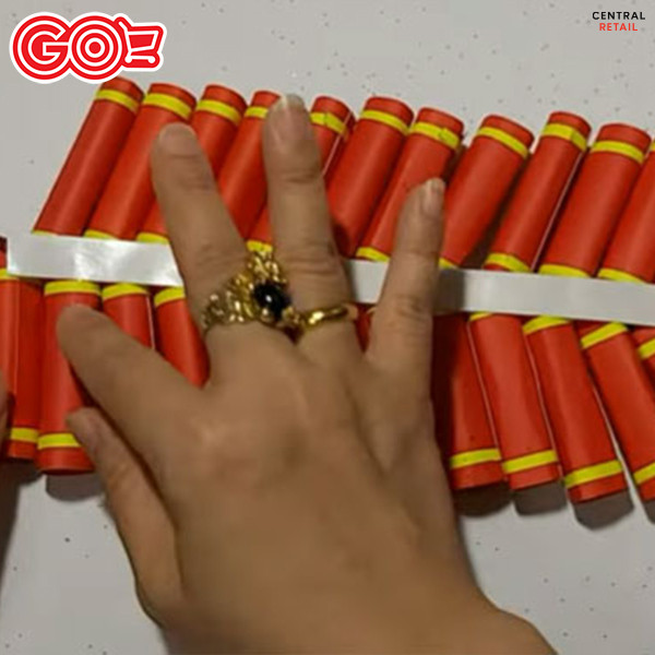 Kỹ thuật dán băng keo 2 mặt lên dây để cố định các ống pháo giấy