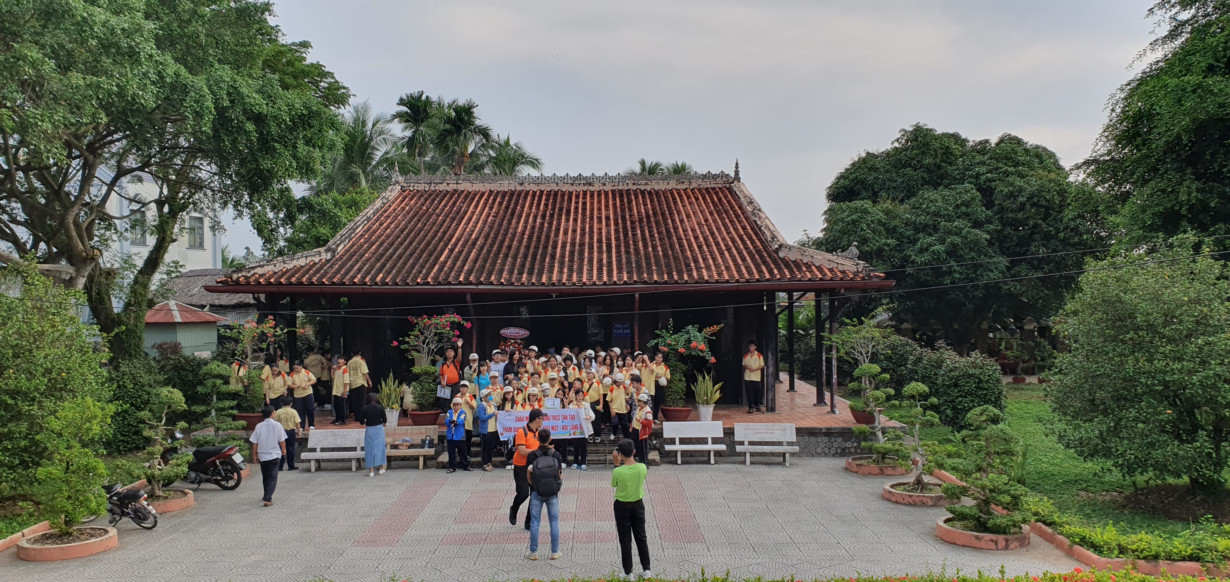 Học sinh lắng nghe thuyết minh về lịch sử trận chiến Rạch Gầm – Xoài Mút