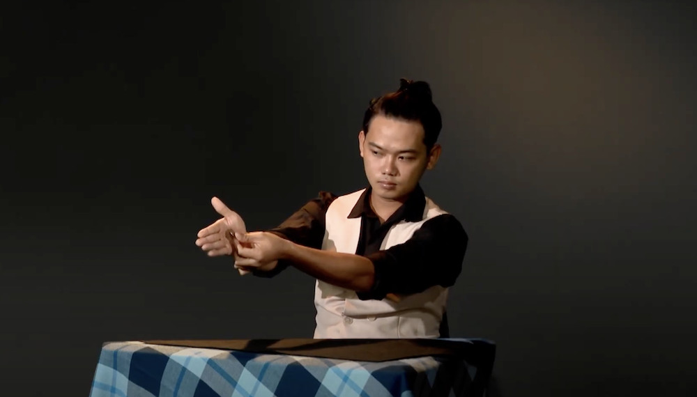 Anh Phù Thủy Lăng Xăng và anh Lon Ton hướng dẫn ảo thuật