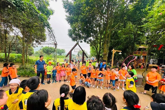 Học sinh tan trường trong dịp nghỉ lễ Giỗ Tổ Hùng Vương