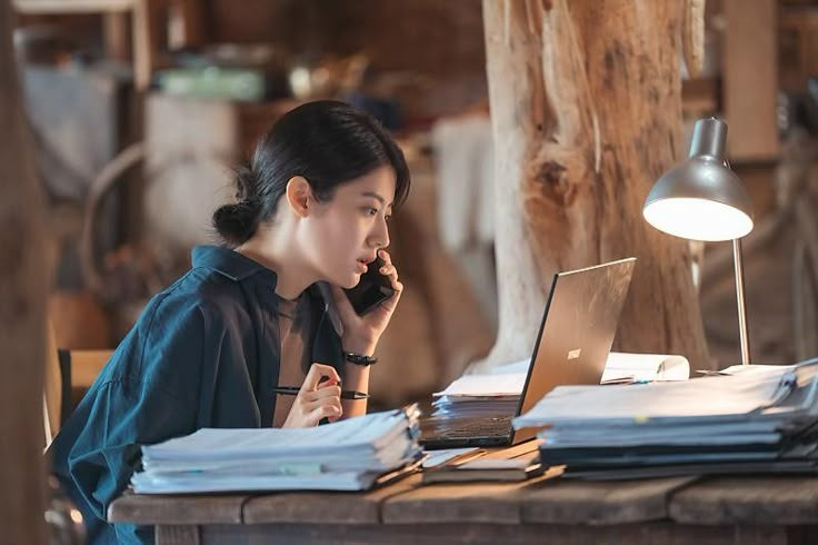 Giáo viên trao đổi với phụ huynh về bức tranh gây hiểu nhầm của học sinh