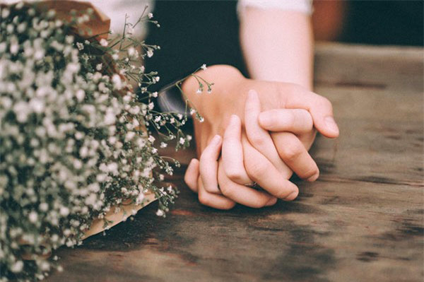 Hình ảnh hai bàn tay đan vào nhau lãng mạn