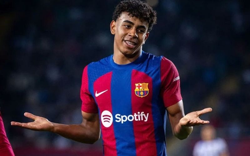 Lamine Yamal phá vỡ hàng loạt kỷ lục tại Barcelona