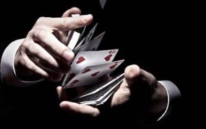 Mẹo nhận biết đối thủ đang giữ bài mạnh hay bài yếu