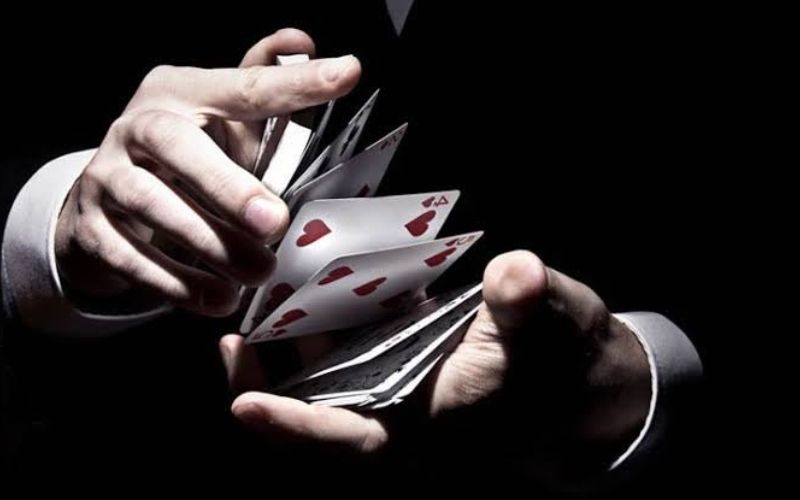 Mẹo nhận biết đối thủ đang giữ bài mạnh hay bài yếu