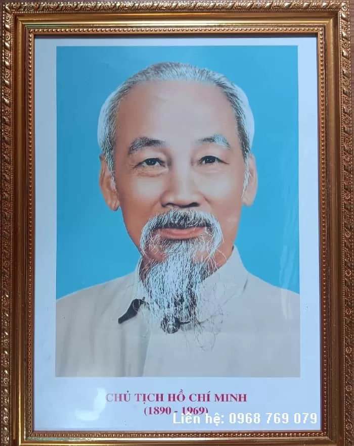 Bức ảnh Chủ tịch Hồ Chí Minh trang trọng treo trong hội trường