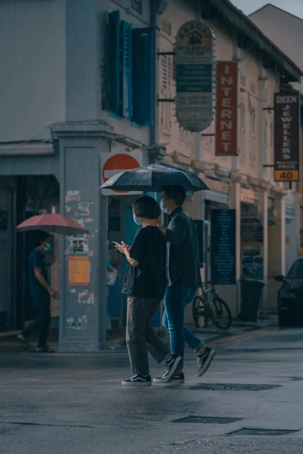 Những con phố ướt át dưới ánh đèn phản chiếu lung linh trong đêm mưa