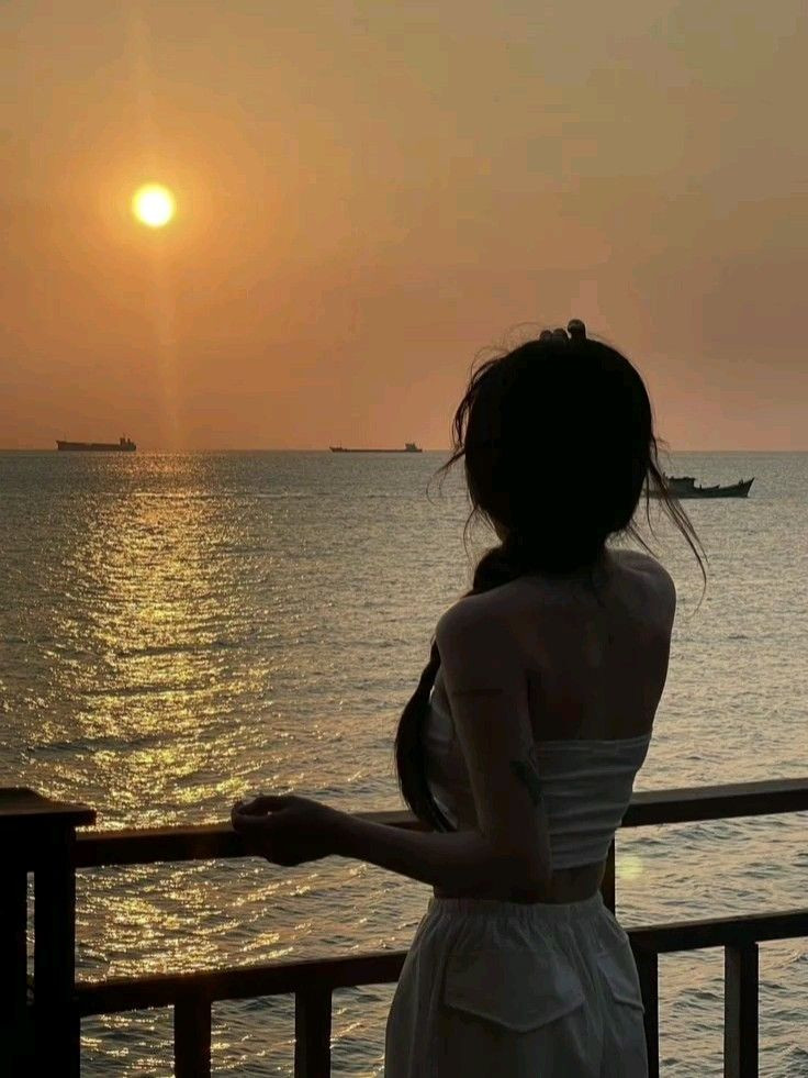 Cô gái với mái tóc xõa che nửa khuôn mặt, tạo cảm giác lãng mạn