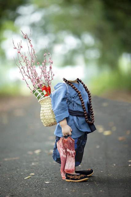 Ảnh ghép mặt bé đang chuẩn bị đón Tết