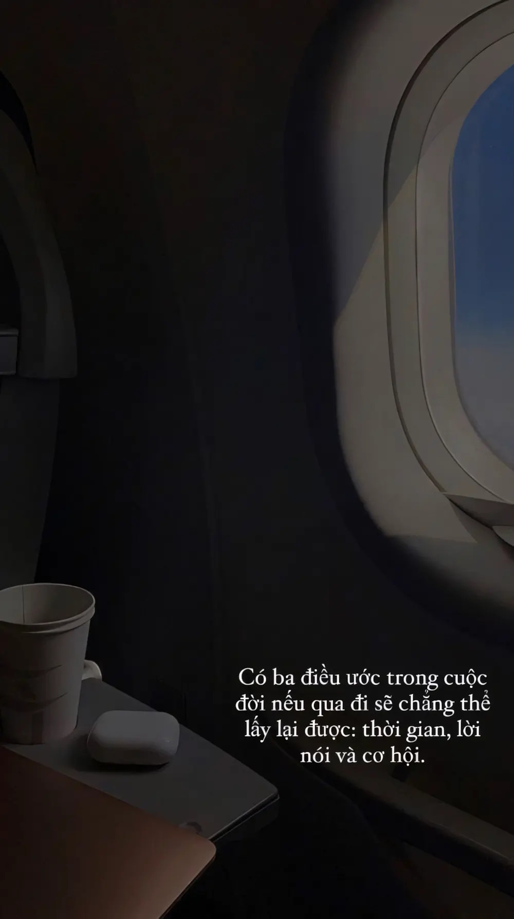Ảnh nắm tay được thiết kế tinh tế với những dòng chữ ý nghĩa về tình yêu