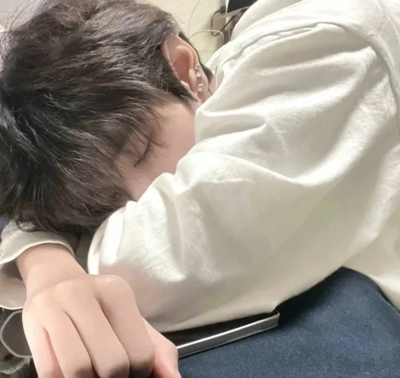Chàng trai che mặt bằng điện thoại trước gương tạo nên sự lôi cuốn lạ kỳ