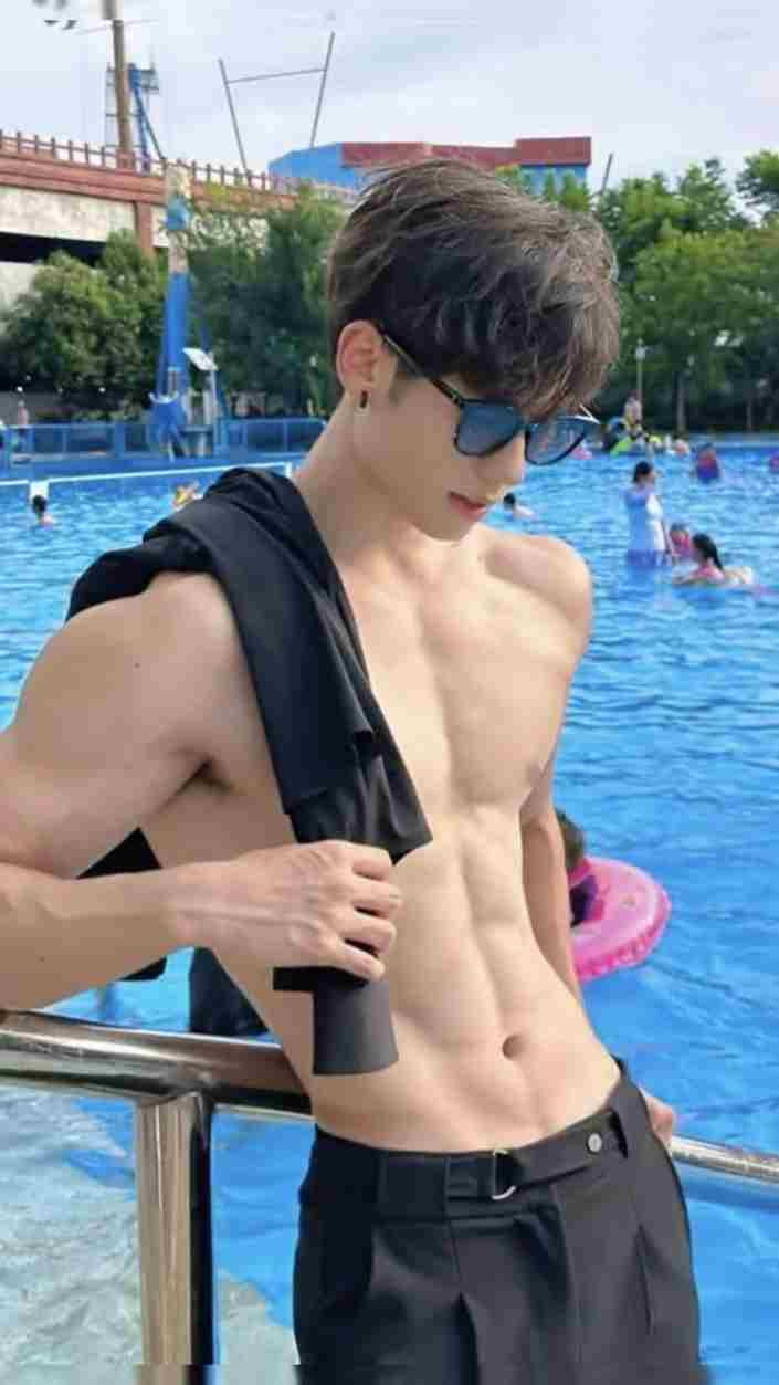 Chàng trai sáu múi với phong cách cá tính, thu hút