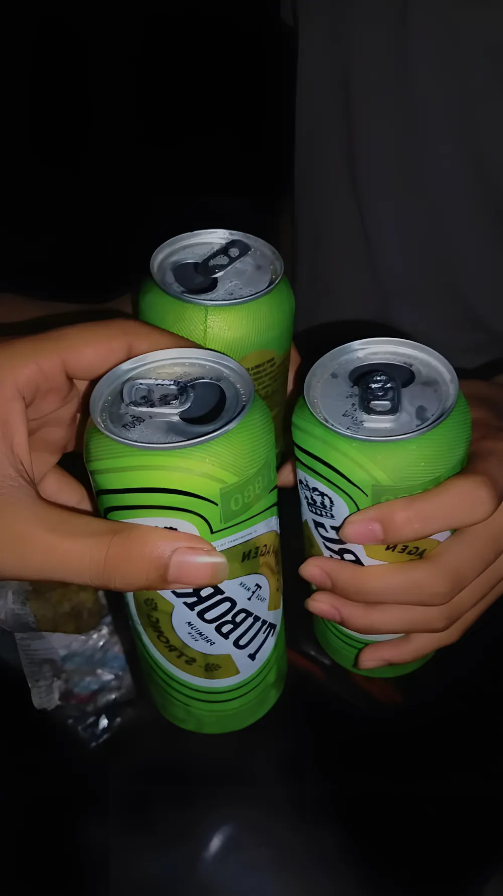 Cảnh một người ngồi một mình bên ly bia trong không gian tĩnh lặng