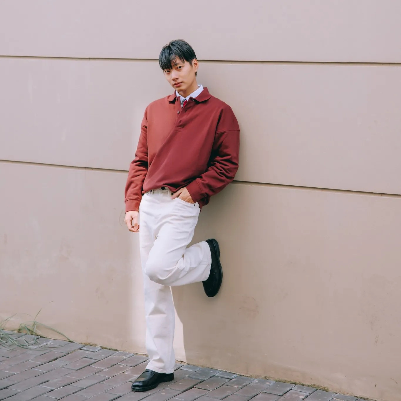 Áo sweater cổ polo đỏ đô phối quần kaki nam trắng dài mang hơi hướng cổ điển