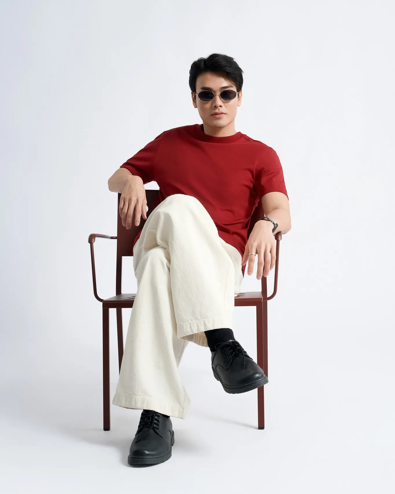 Kết hợp áo thun đỏ đô và quần kaki trắng tạo nên một outfit trẻ trung