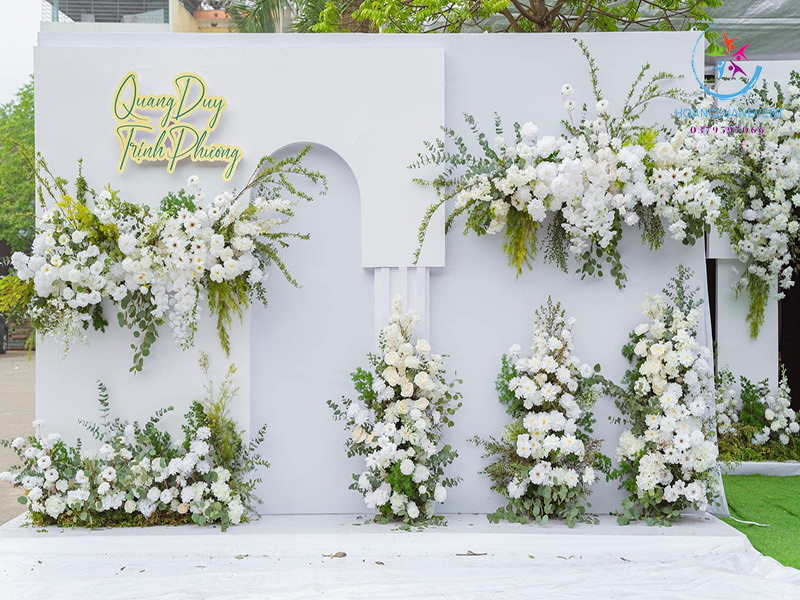 Trang trí backdrop đám cưới đẹp với hoa tươi