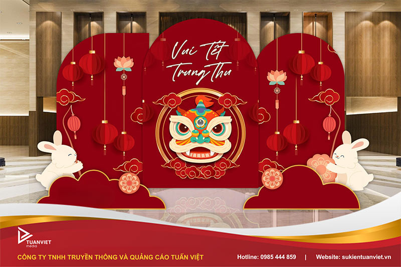 Mẫu backdrop tone đỏ kết hợp tiểu cảnh gồm thỏ ngọc, đầu Lân và các chi tiết đậm chất mùa Trung thu