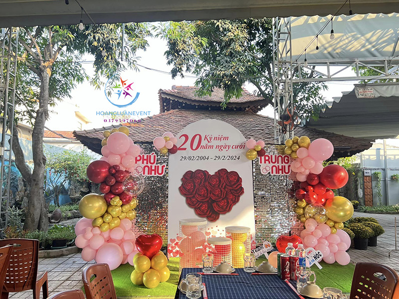 Trang trí backdrop kỷ niệm ngày cưới với bong bóng
