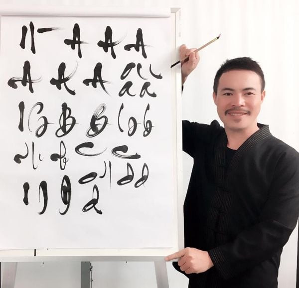 Bảng chữ cái thư pháp Hoa Nghiêm với nét chữ mềm mại và giàu tính nghệ thuật