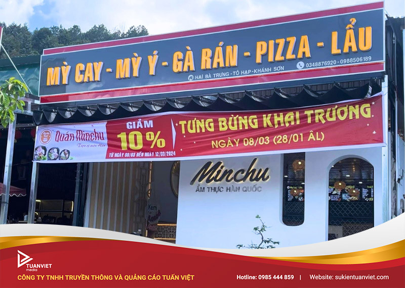 Mẫu băng rôn khai trương quán ăn đẹp với logo thương hiệu