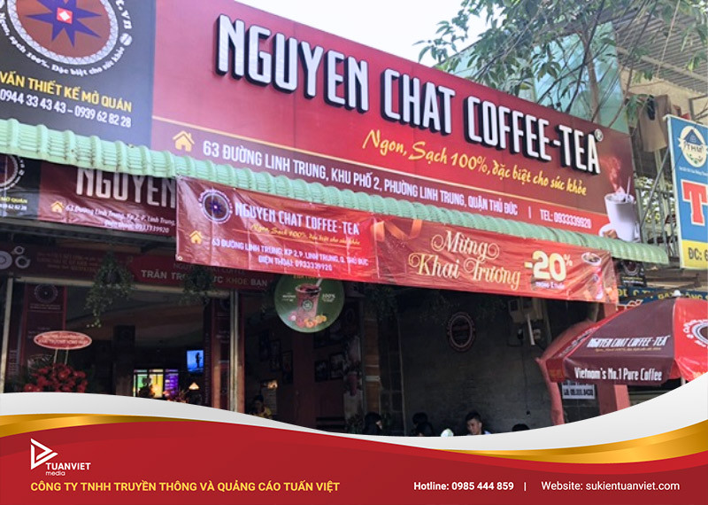 Băng rôn khai trương khổ ngang với tông màu đặc trưng của thương hiệu