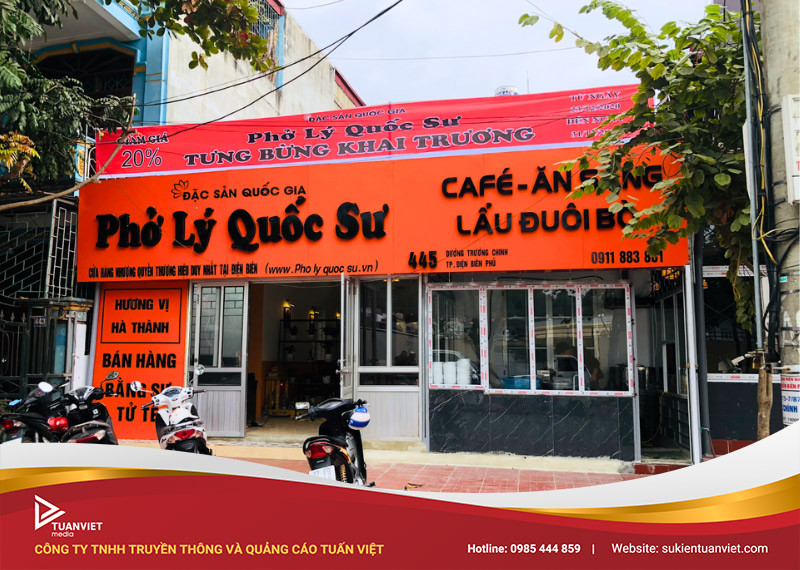 Băng rôn khai trương quán ăn với font chữ sắc nét, nổi bật