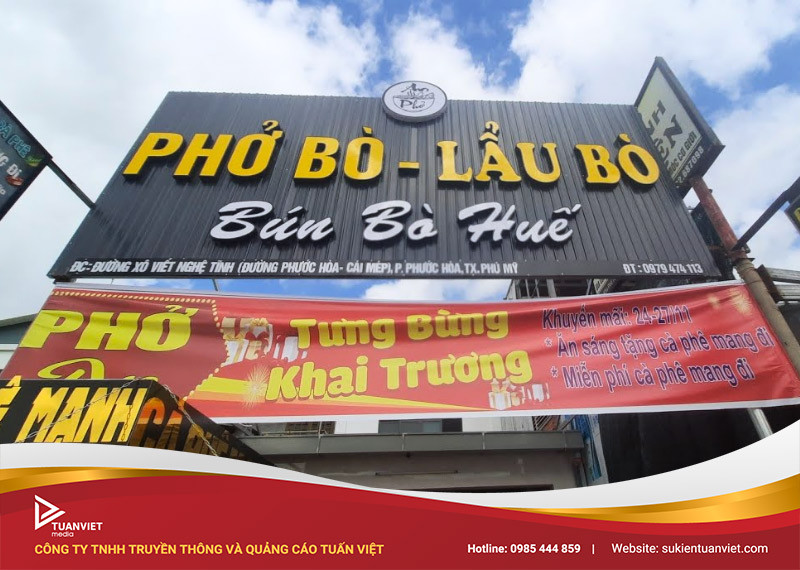 Mẫu băng rôn khai trương quán ăn với hình ảnh món ăn hấp dẫn