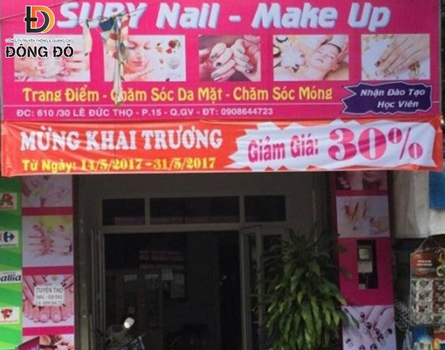 Mẫu băng rôn khai trương shop Sury nail tập trung vào thông điệp giảm giá