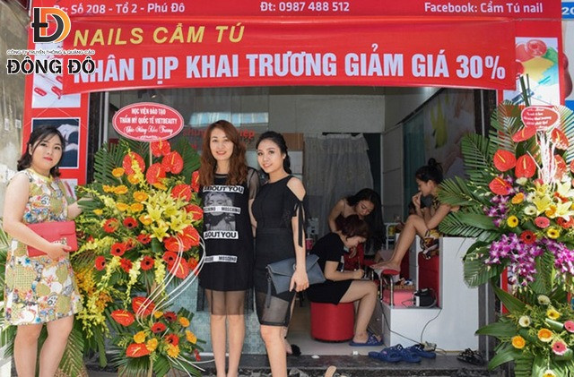 Mẫu băng rôn khai trương tiệm nail với tông màu đỏ nổi bật