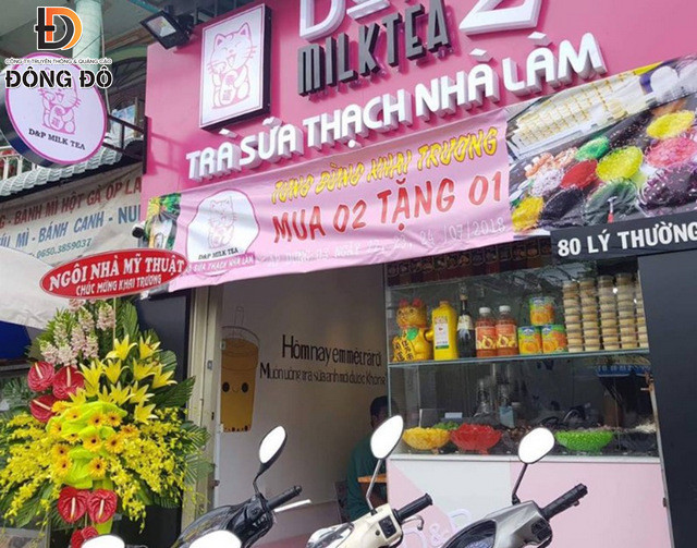 Mẫu băng rôn khai trương trà sữa màu sắc theo bộ nhận diện quán
