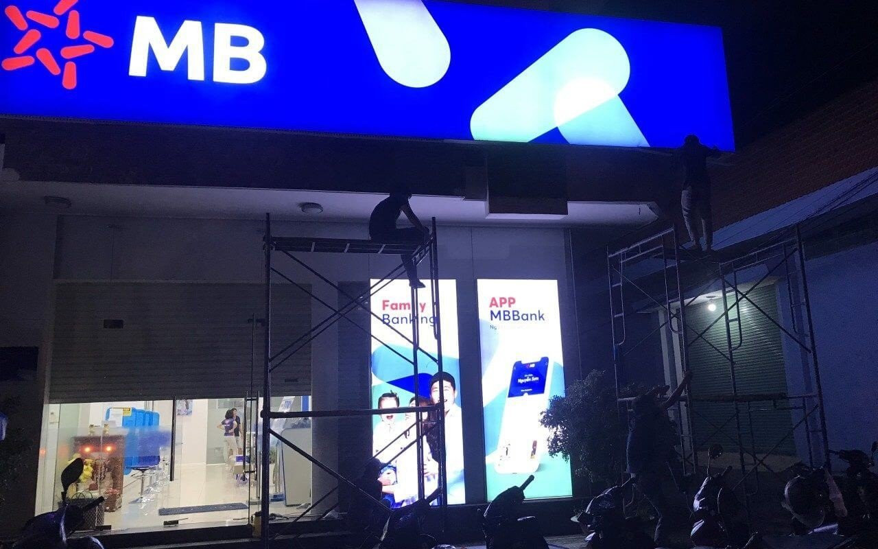 Mẫu in biển quảng cáo bằng bạt Hiflex xuyên sáng giúp thương hiệu nổi bật trong đêm