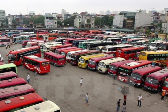Bến xe đông đúc với nhiều xe khách phục vụ người dân dịp lễ