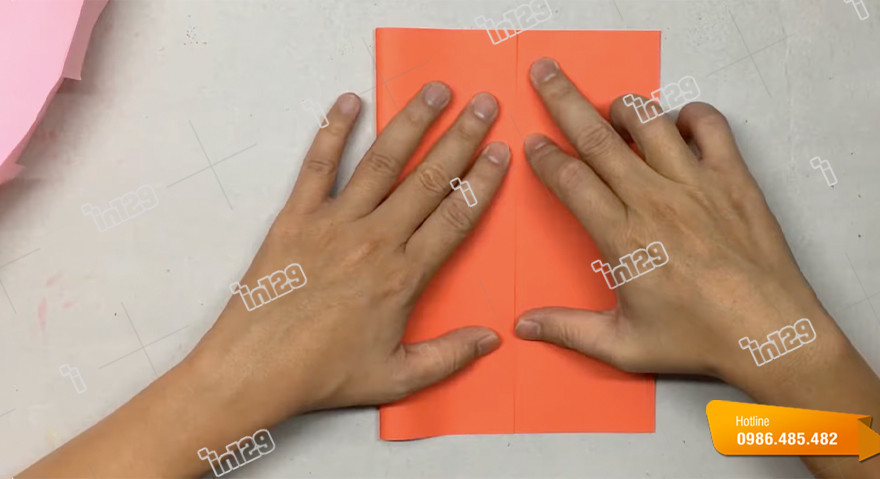 Gấp hai cạnh dài của giấy vào đường gấp giữa