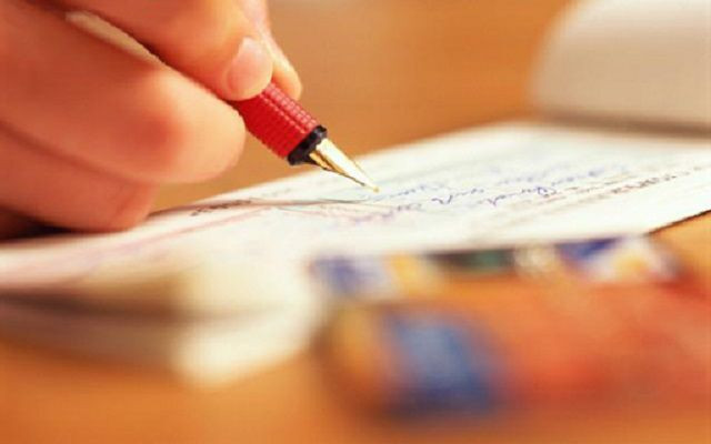 Bàn tay cẩn thận viết lời chia buồn trên phong bì phúng điếu