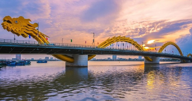 Cầu Rồng Đà Nẵng về đêm với màn trình diễn phun lửa