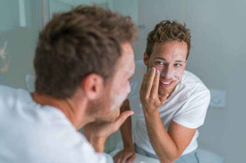Nam giới với làn da dầu bóng và lỗ chân lông rõ do không chăm sóc đúng cách
