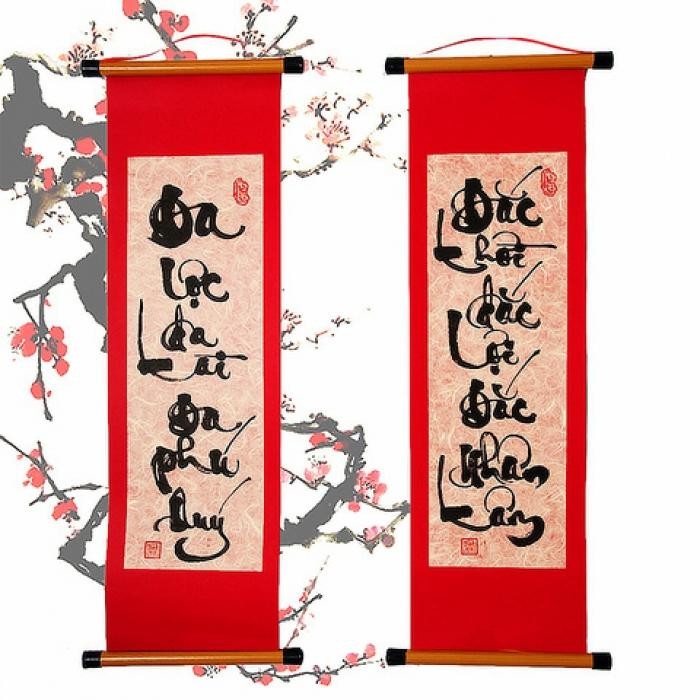 Câu đối đỏ thư pháp treo ngày Tết tạo nên không gian ấm cúng