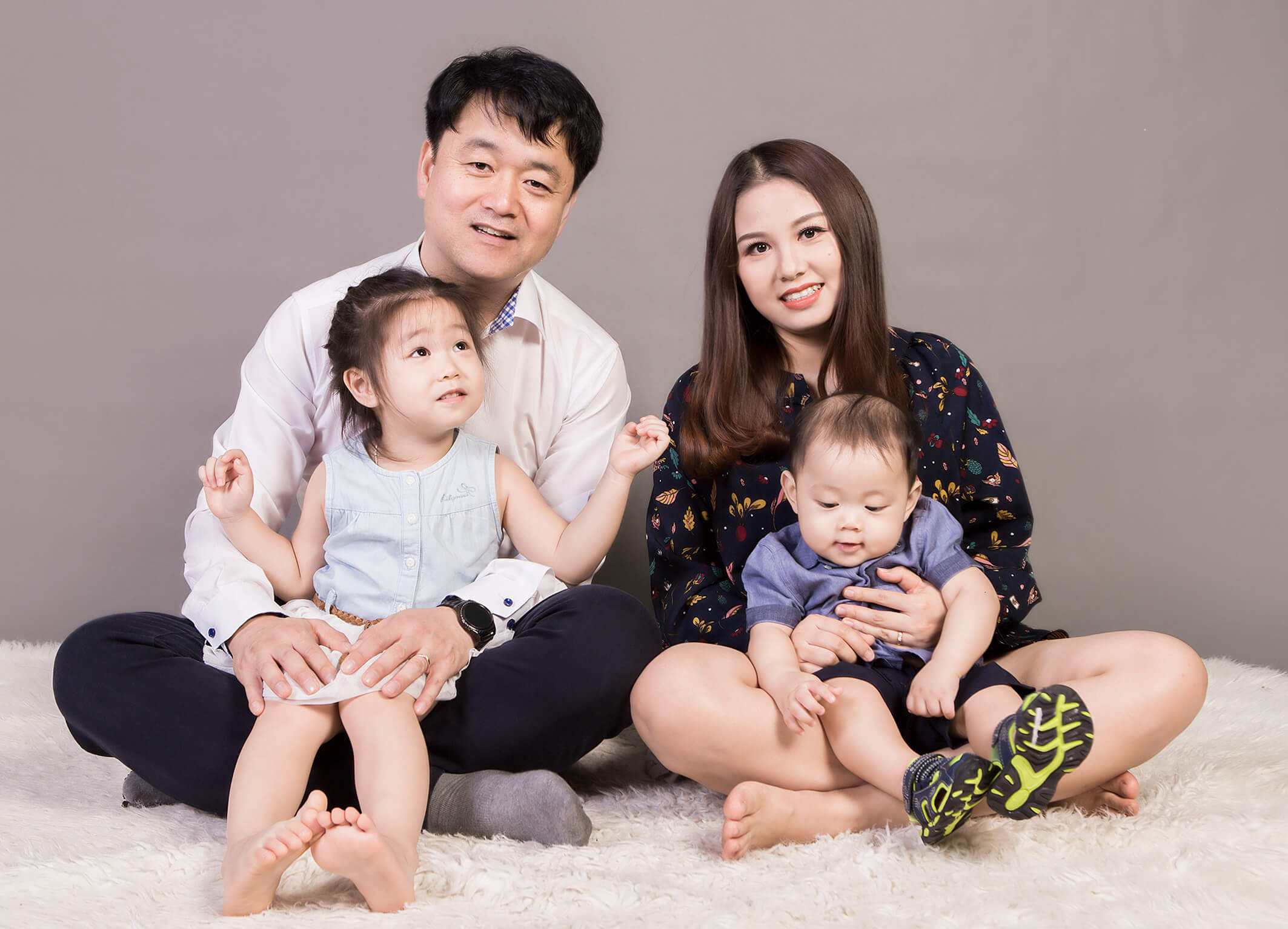 Tạo dáng ngồi chung với nhau gia đình thêm gắn bó