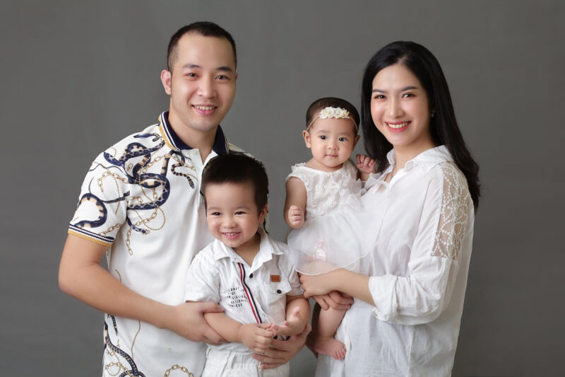 Cả nhà tạo dáng đồng bộ cho bức hình nổi bật