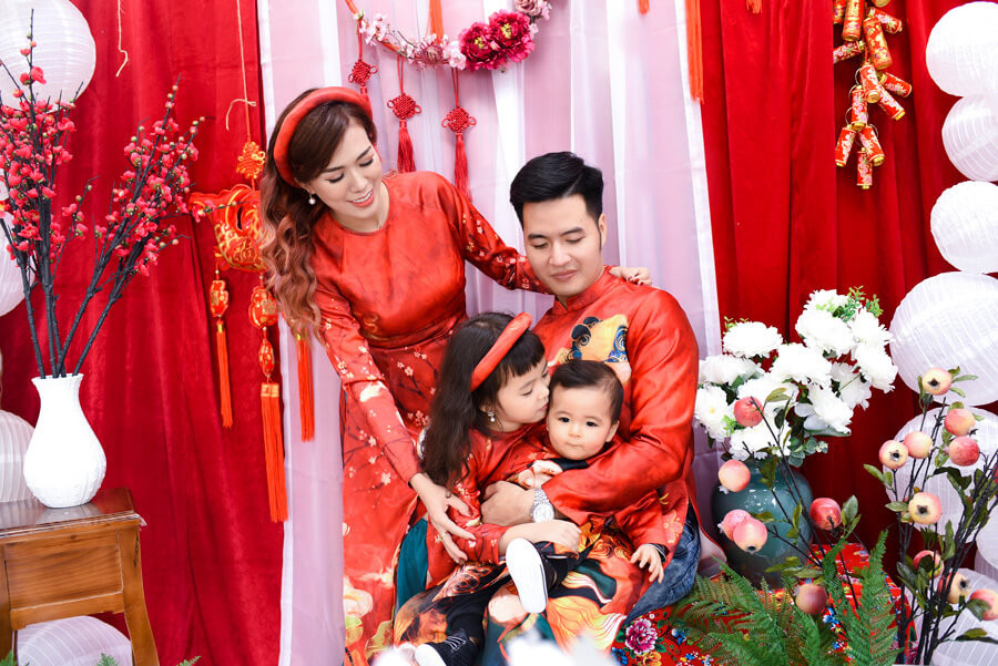 Trang phục áo dài được nhiều gia đình lựa chọn để chụp ảnh
