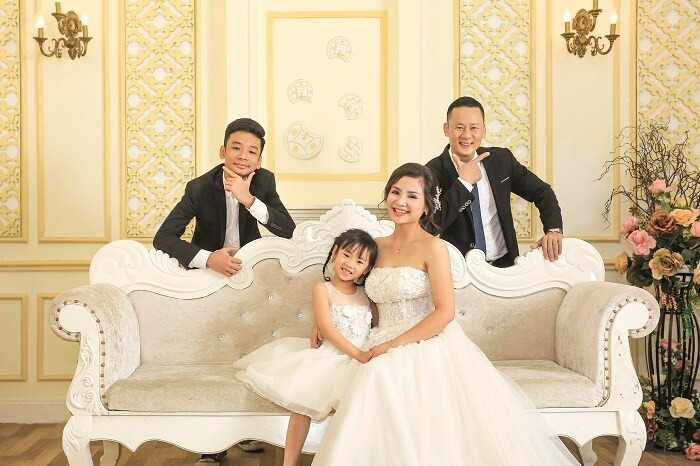 Trang phục vest – váy cưới được làm kỷ niệm trong các bộ ảnh gia đình
