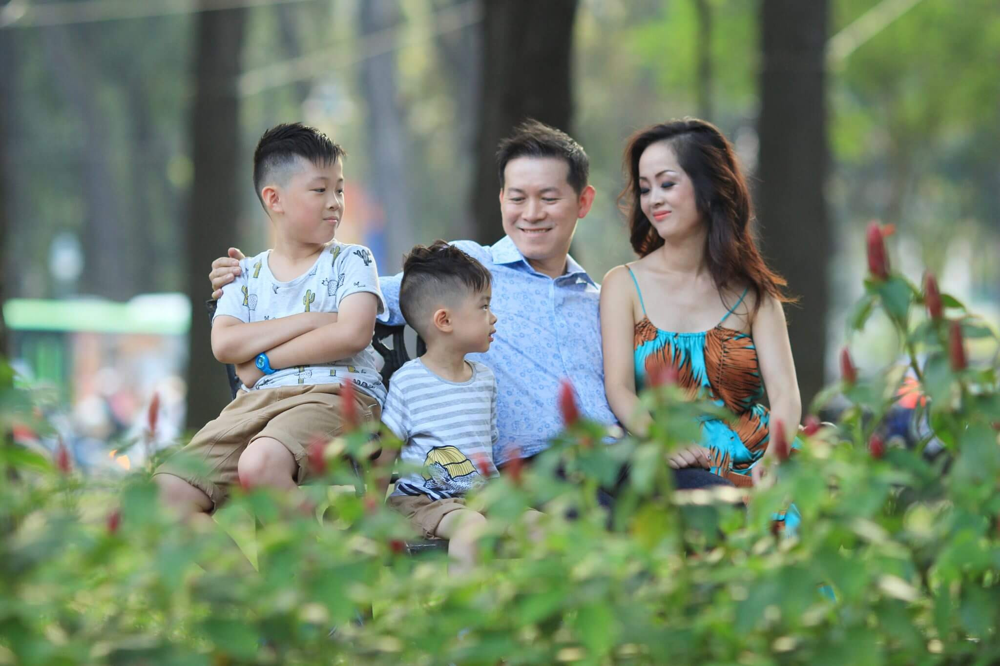 Cả nhà hạnh phúc khi chụp ảnh ngoài trời
