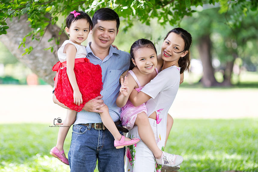 Bố mẹ bế con trên tay tạo cảm giác thân mật